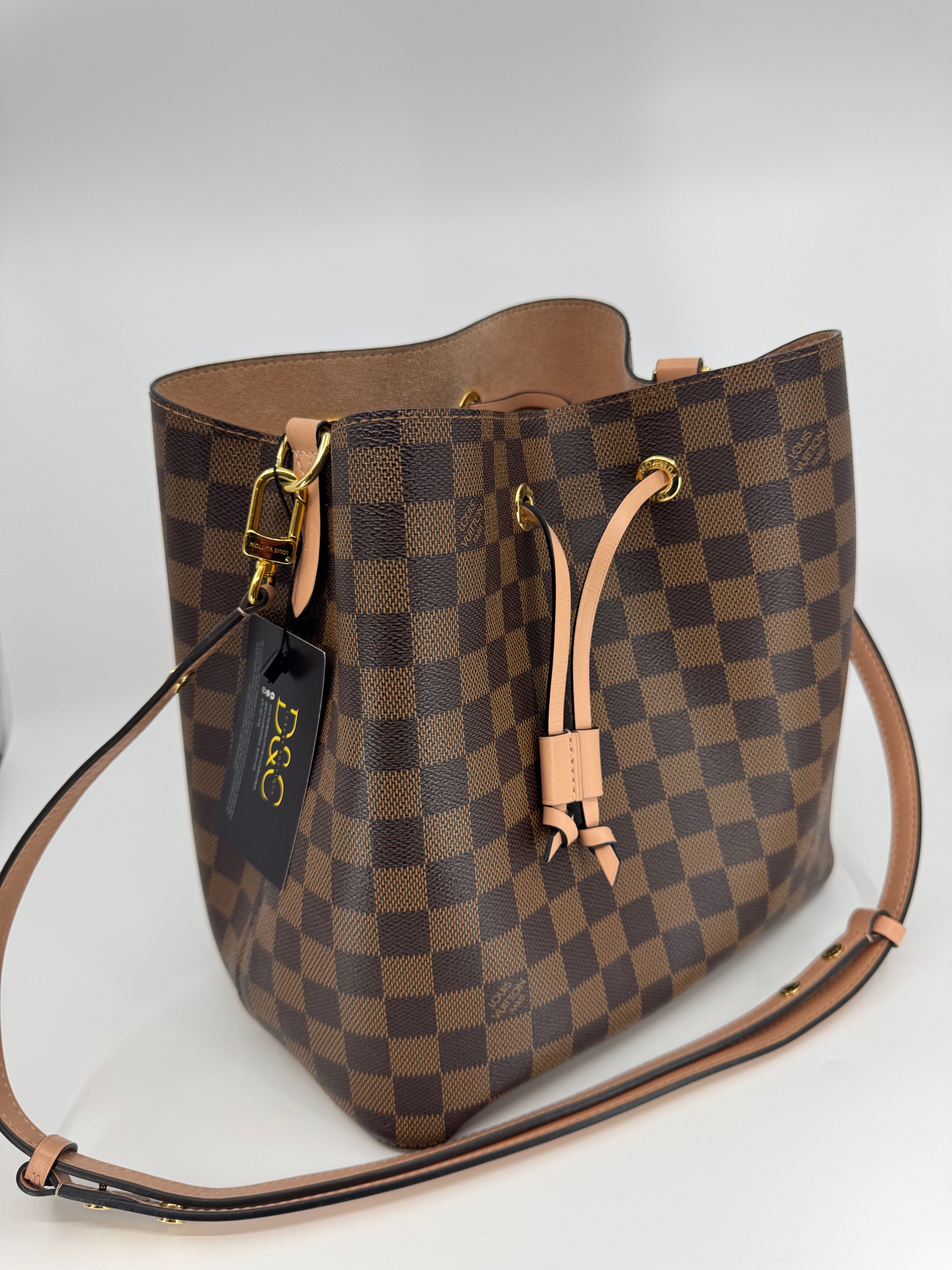 LOUIS VUITTON
Damier Ebene Neonoe MM Pink