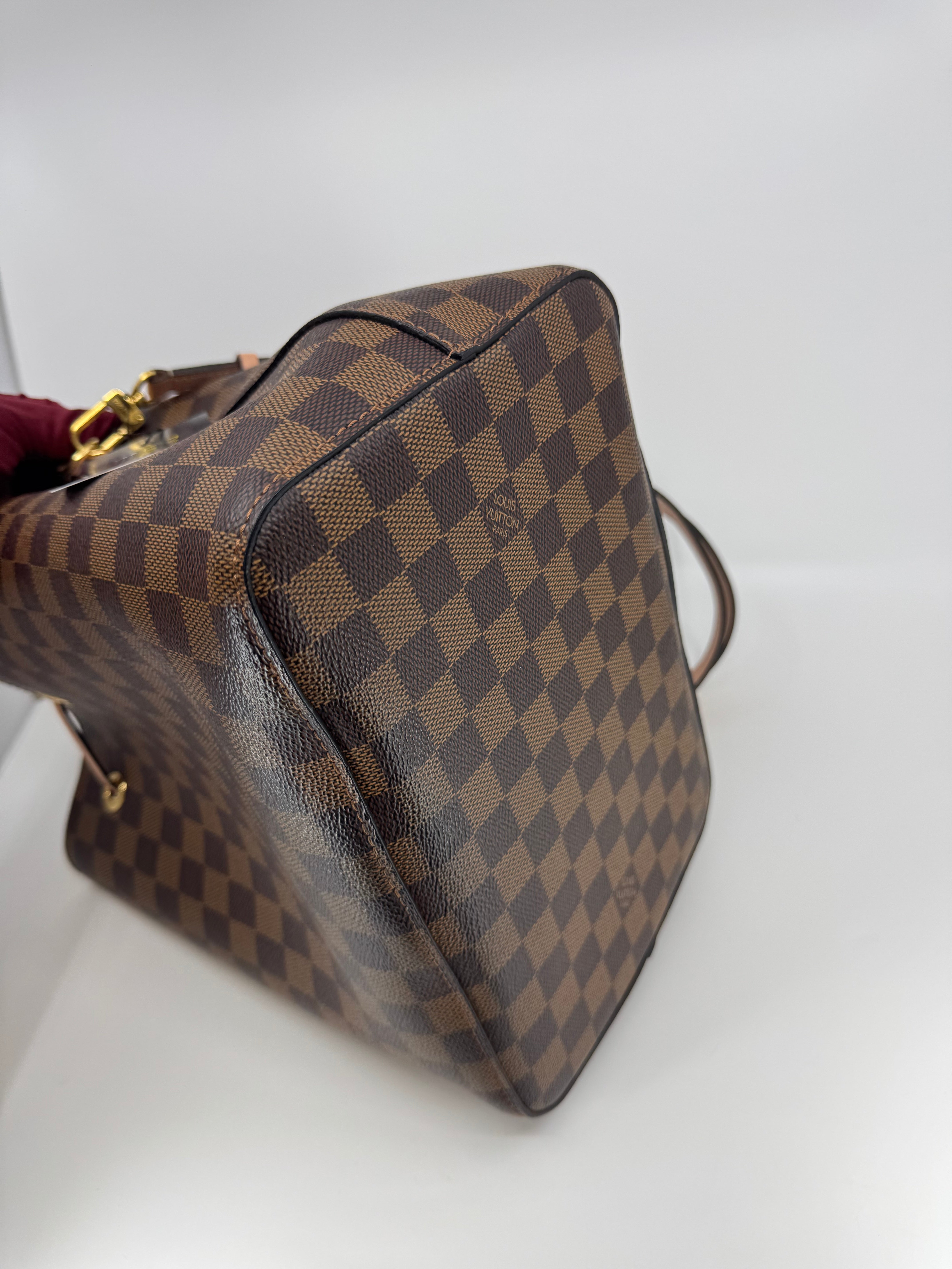 LOUIS VUITTON
Damier Ebene Neonoe MM Pink