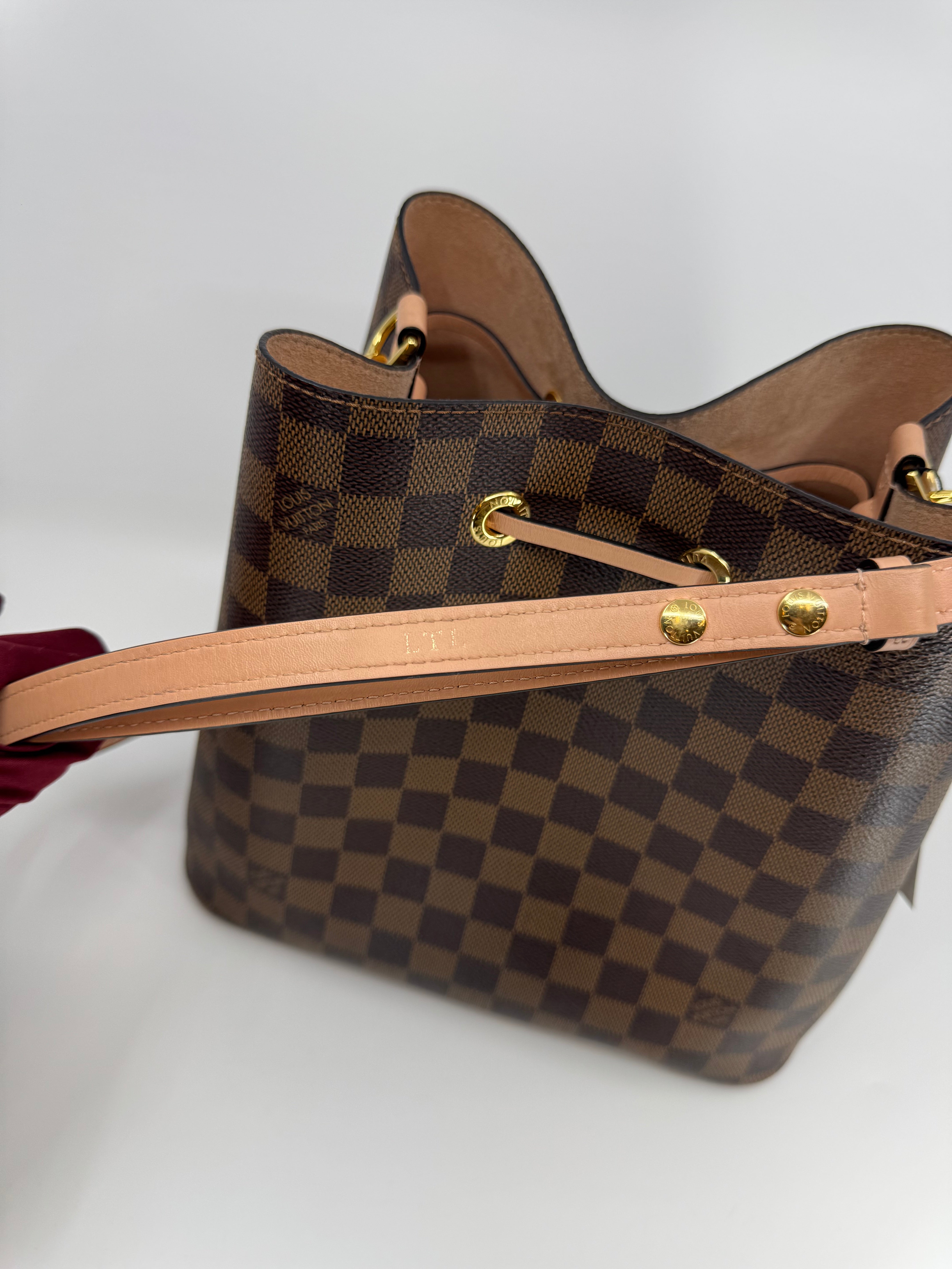 LOUIS VUITTON
Damier Ebene Neonoe MM Pink