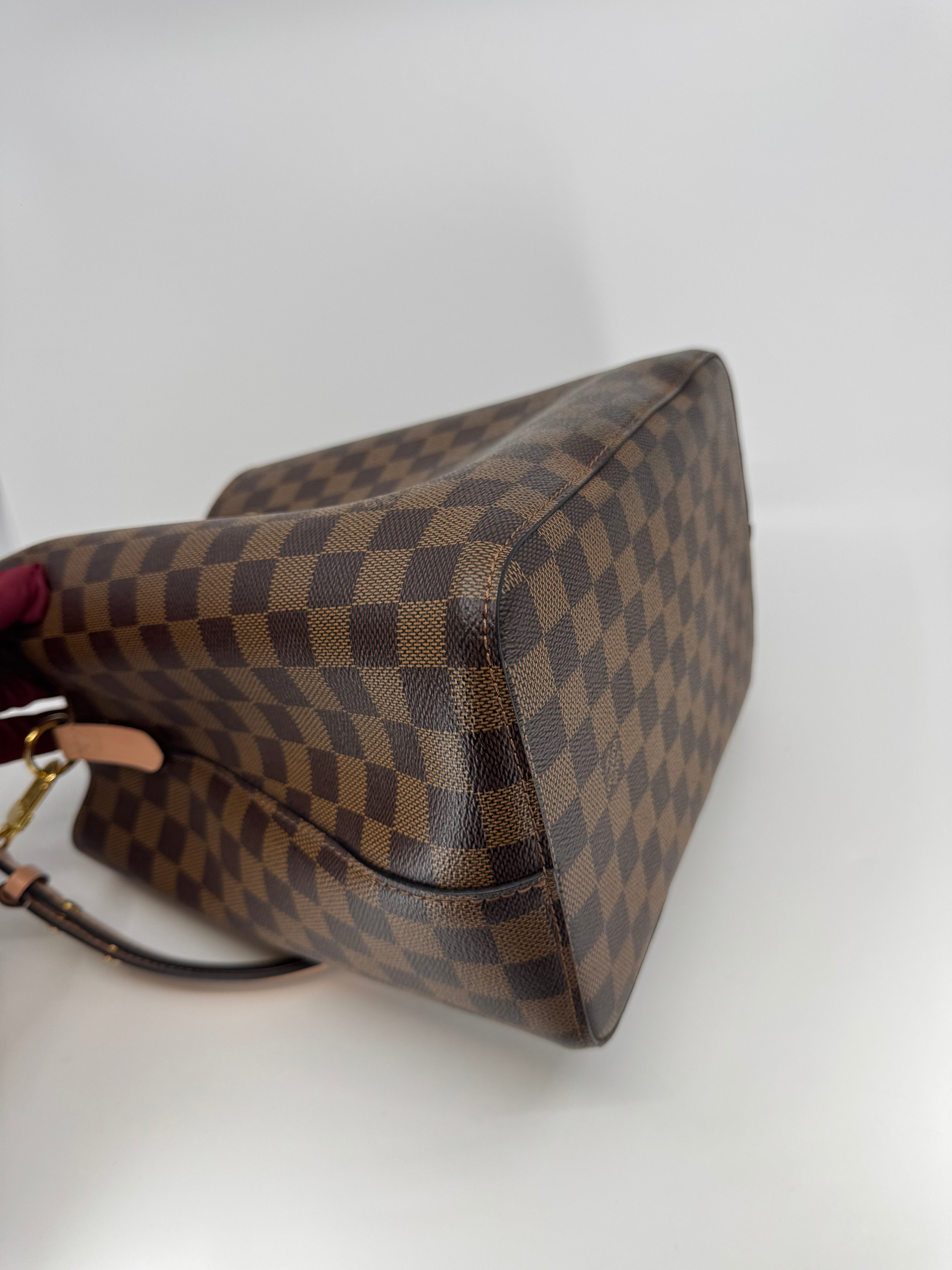 LOUIS VUITTON
Damier Ebene Neonoe MM Pink