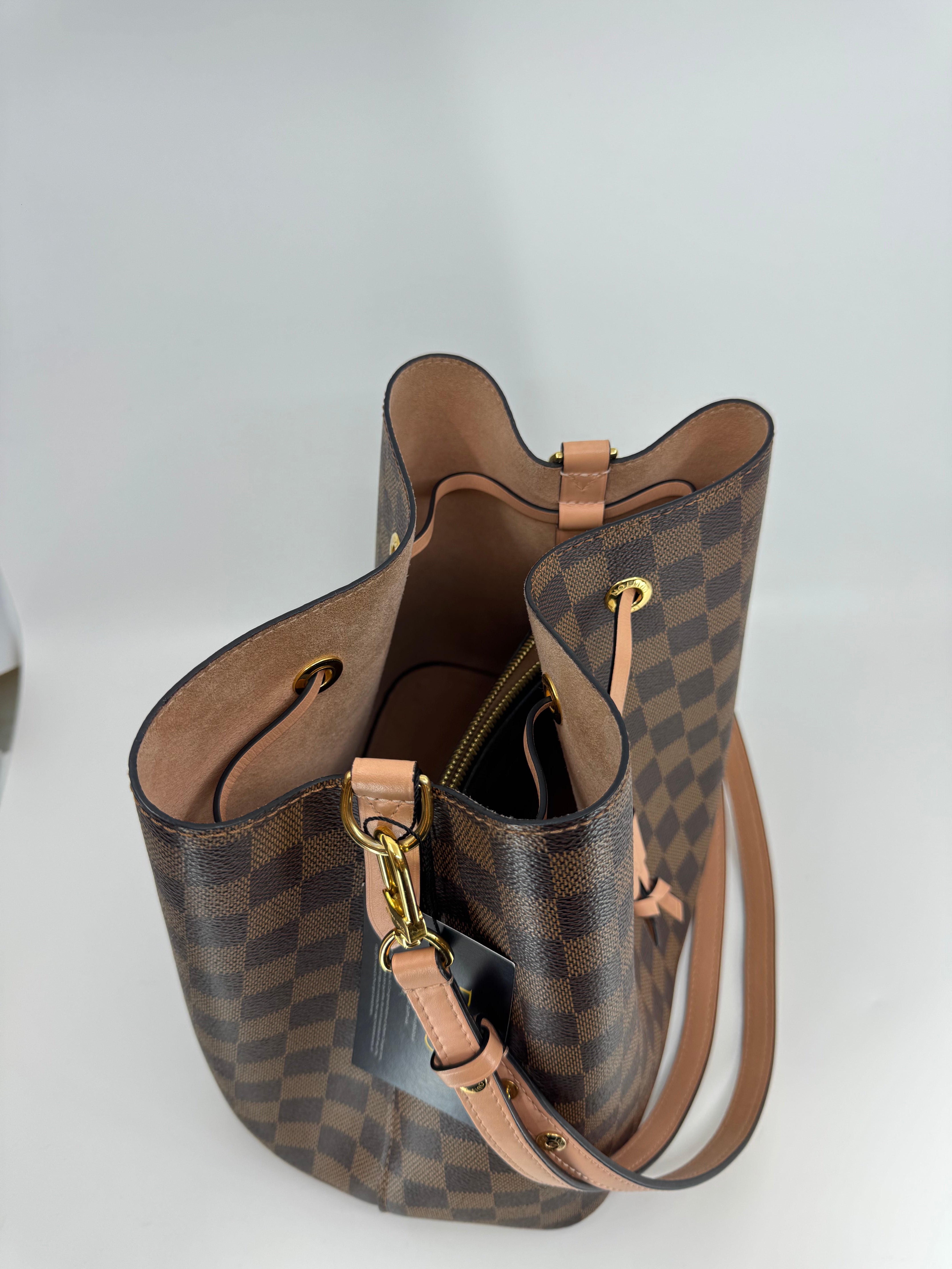 LOUIS VUITTON
Damier Ebene Neonoe MM Pink