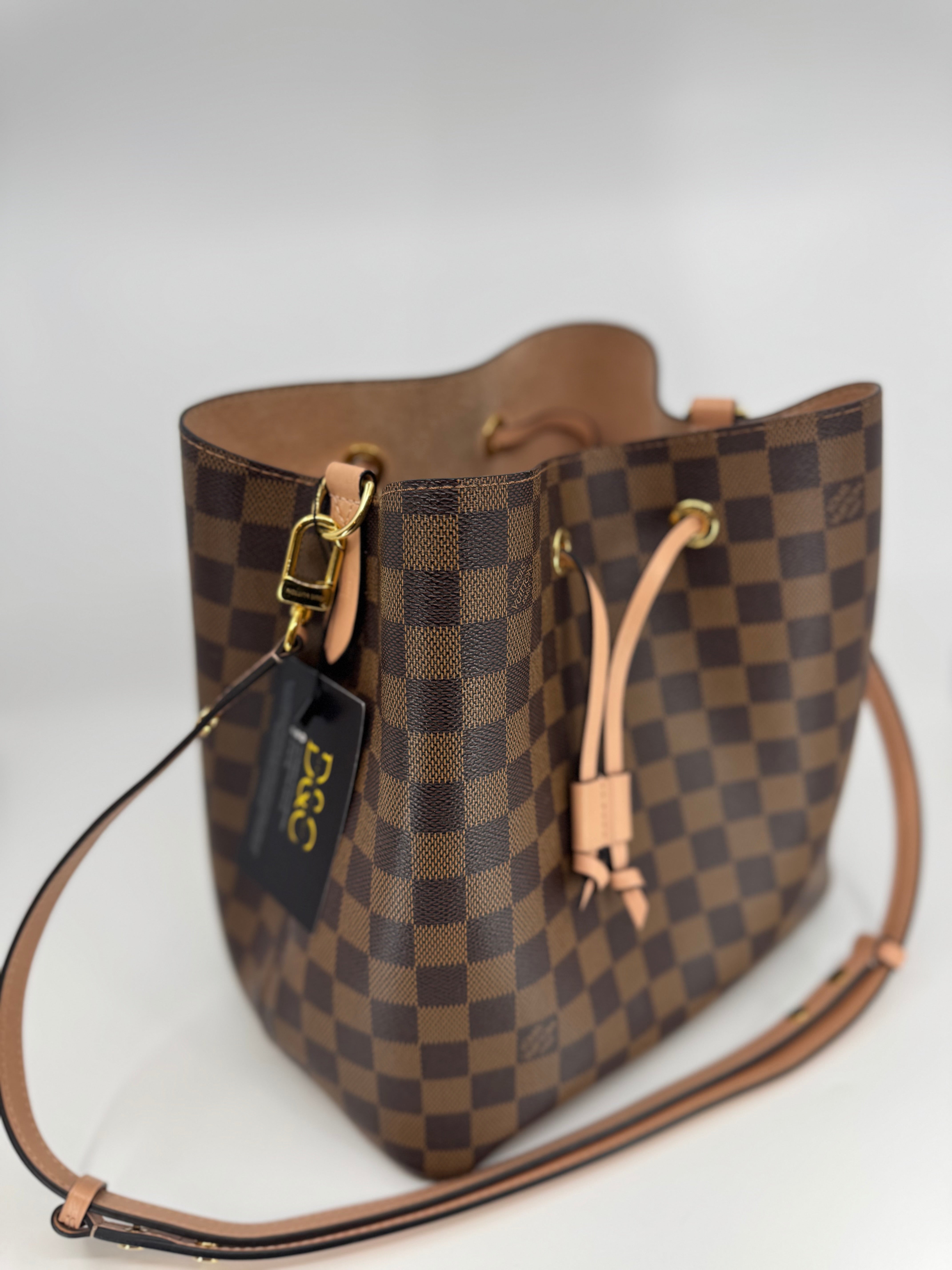 LOUIS VUITTON
Damier Ebene Neonoe MM Pink