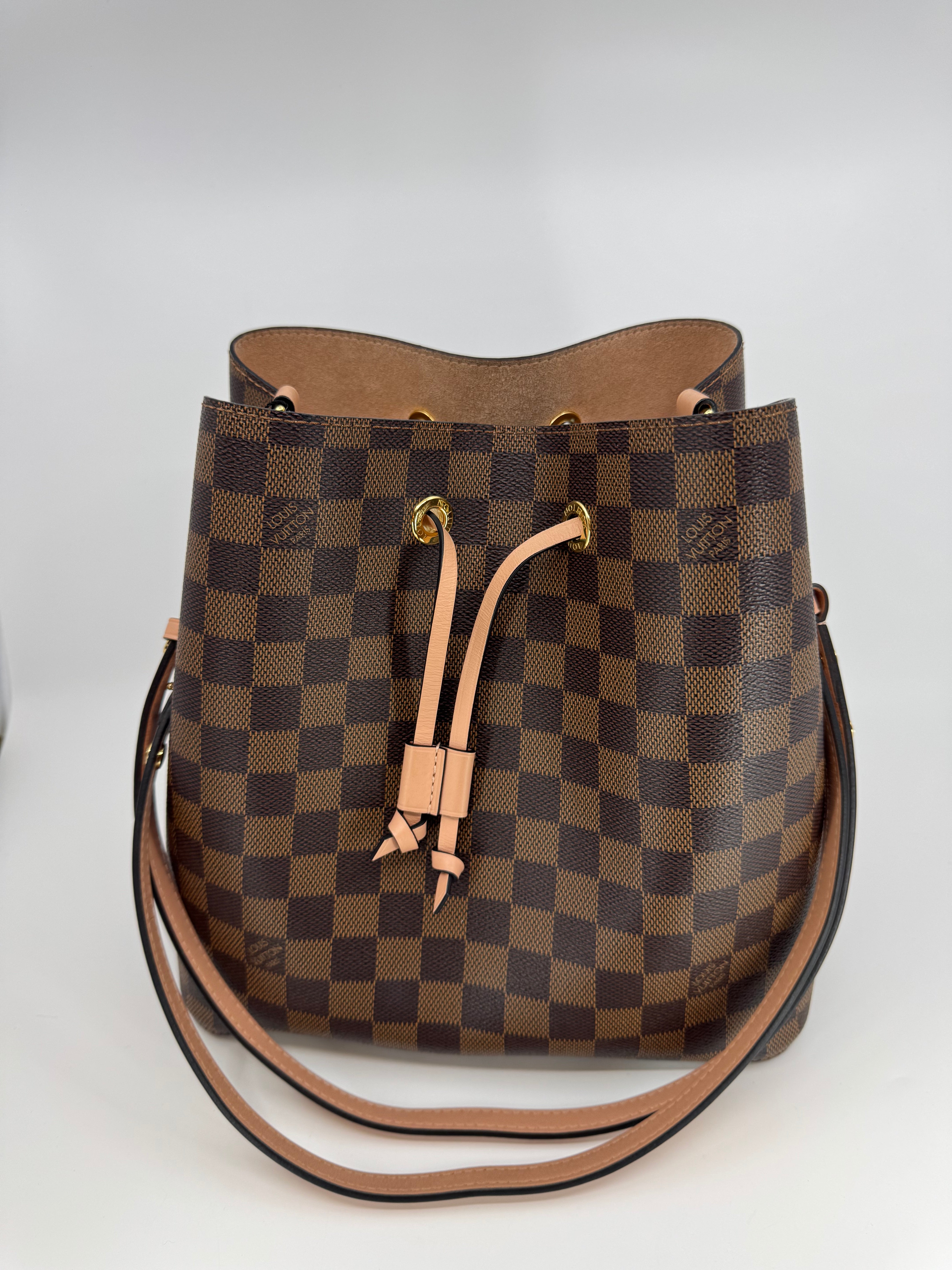 LOUIS VUITTON
Damier Ebene Neonoe MM Pink