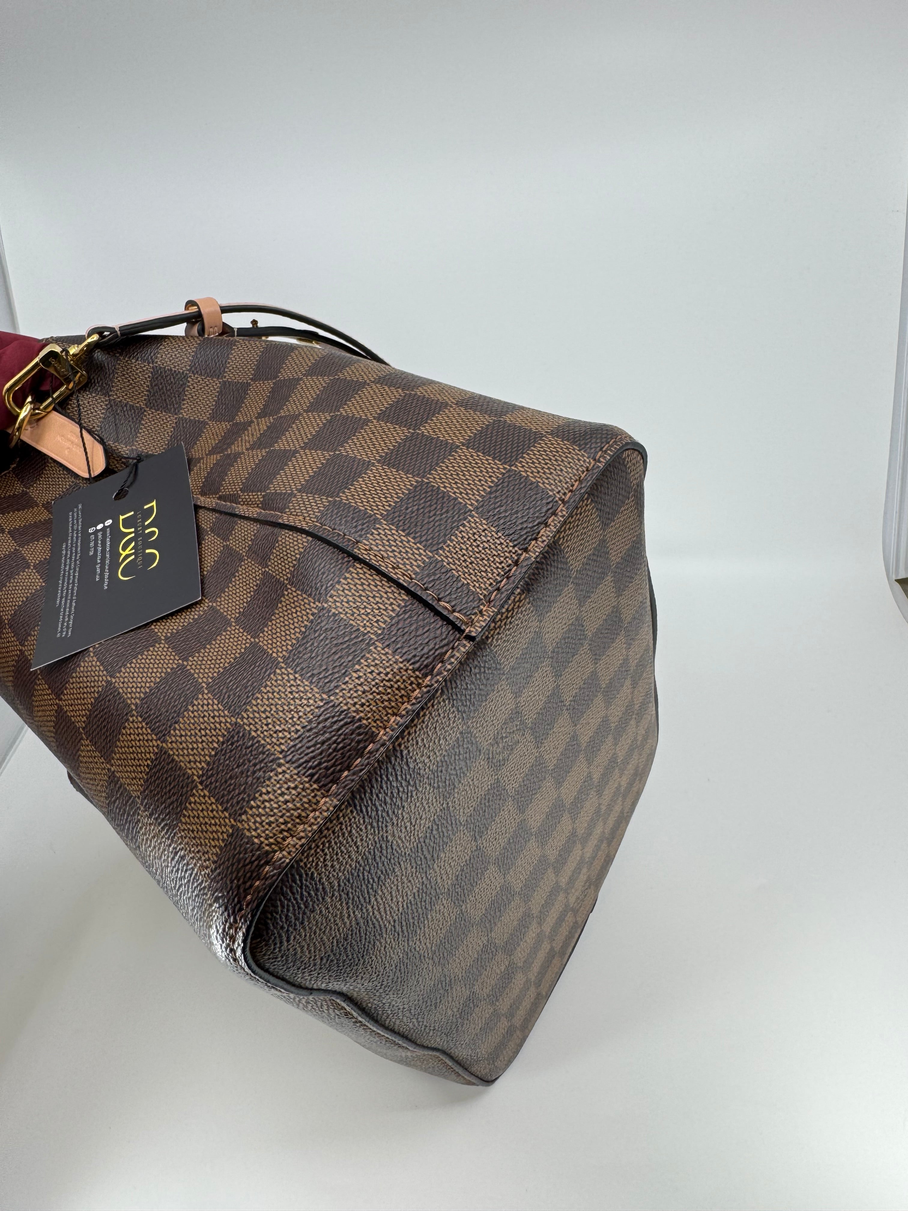 LOUIS VUITTON
Damier Ebene Neonoe MM Pink