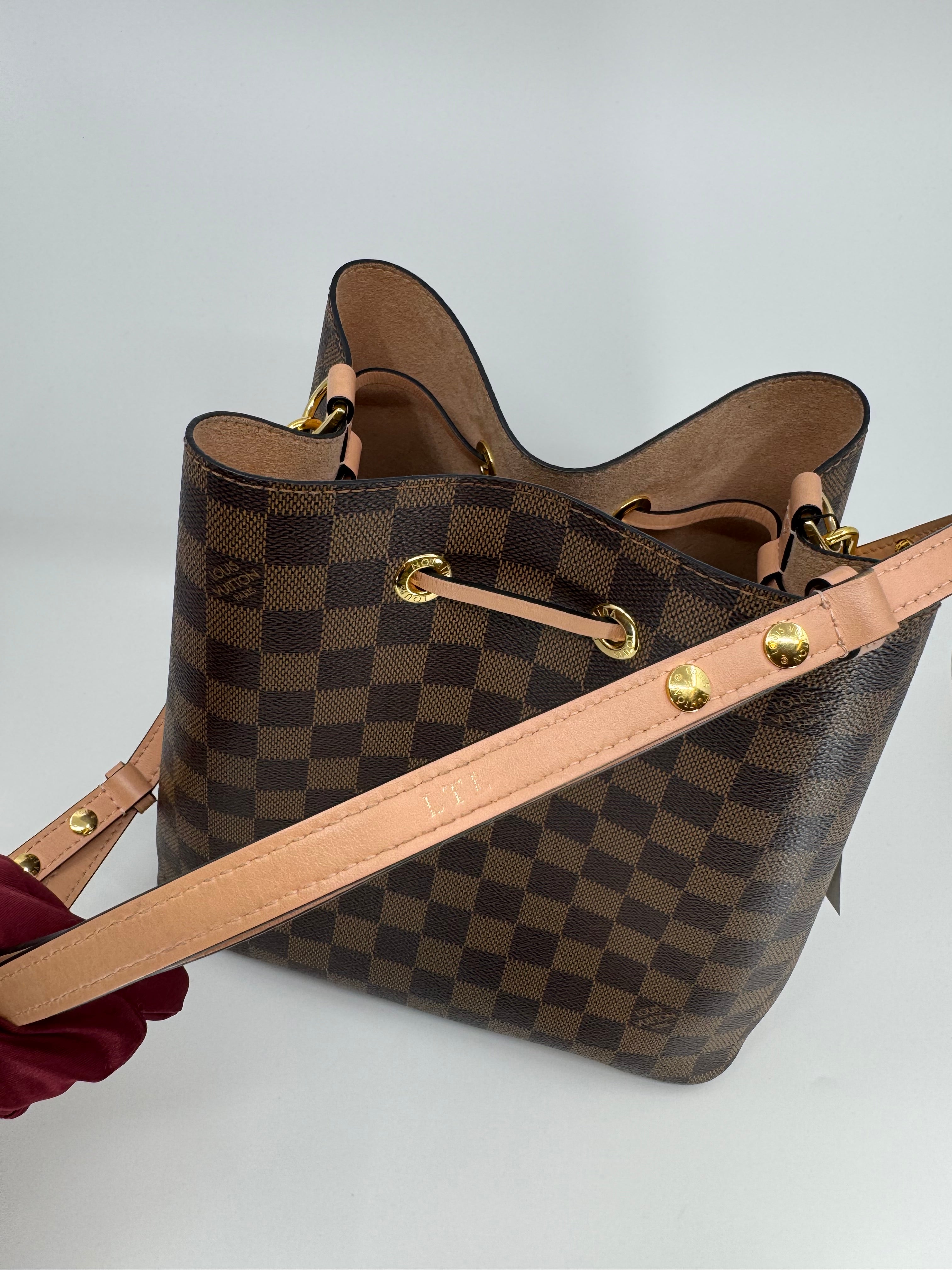 LOUIS VUITTON
Damier Ebene Neonoe MM Pink