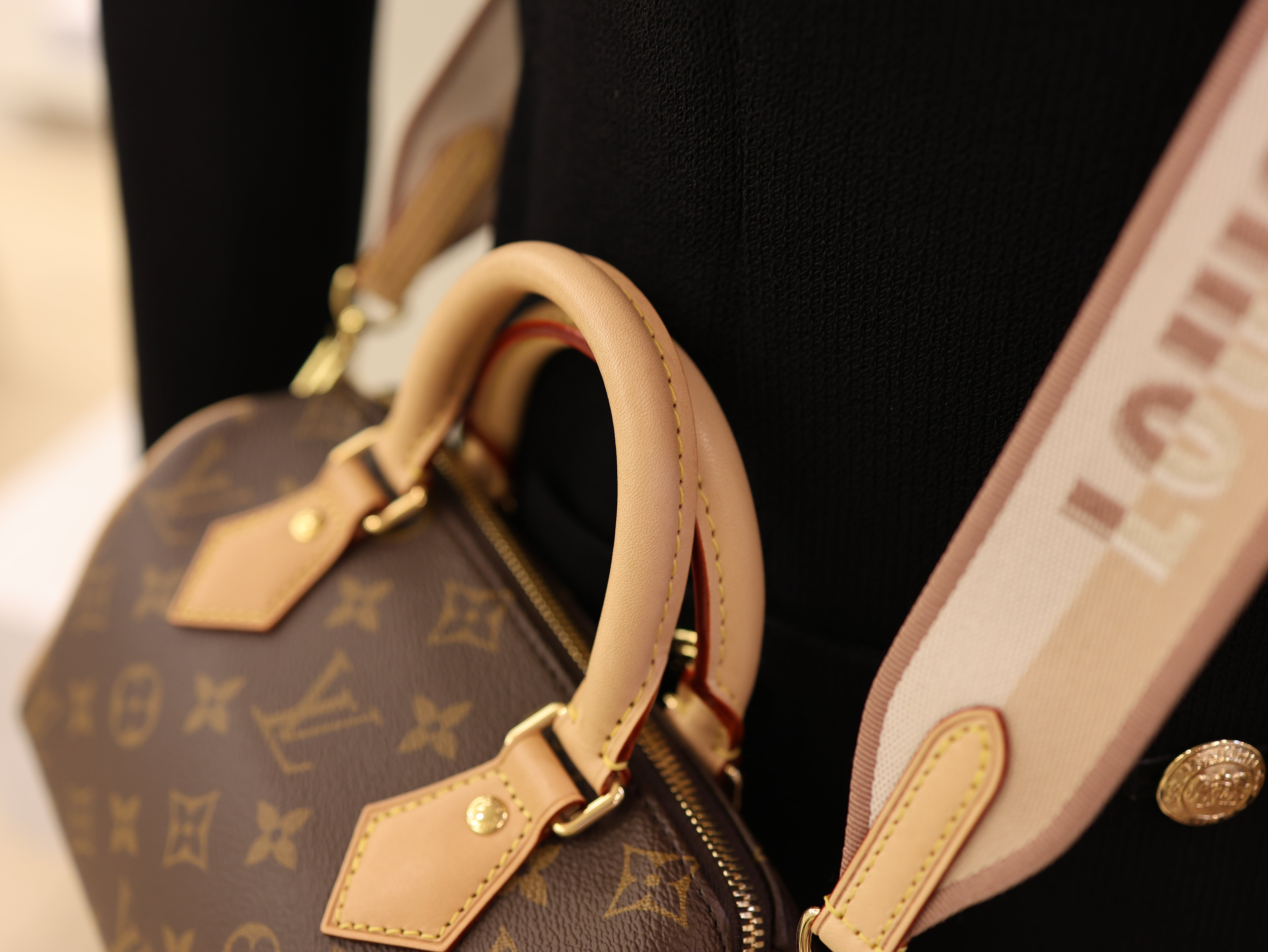 Louis Vuitton Monogram Speedy Bandouliere 20 Beige
