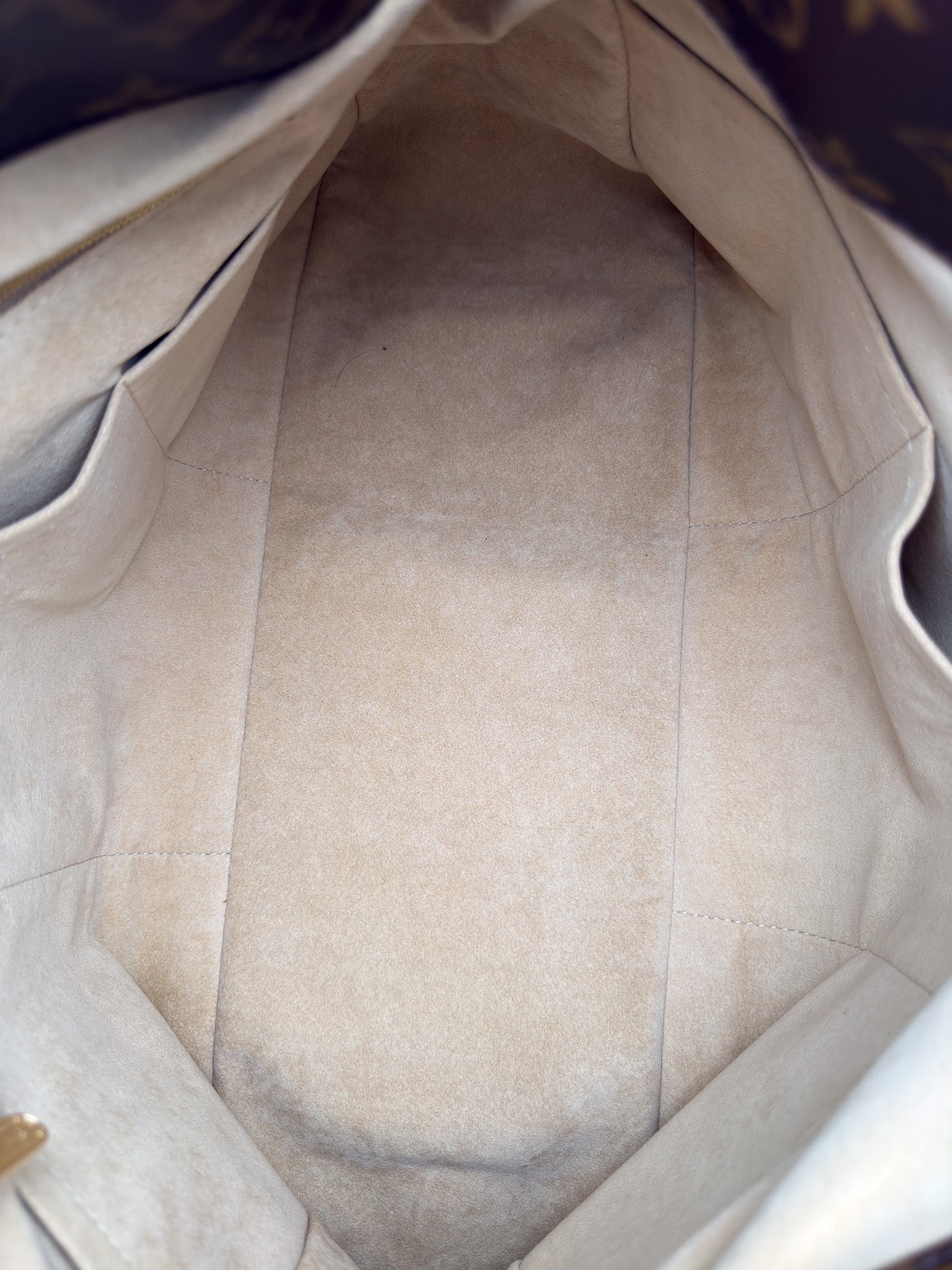 Louis Vuitton Artsy MM in Monogram