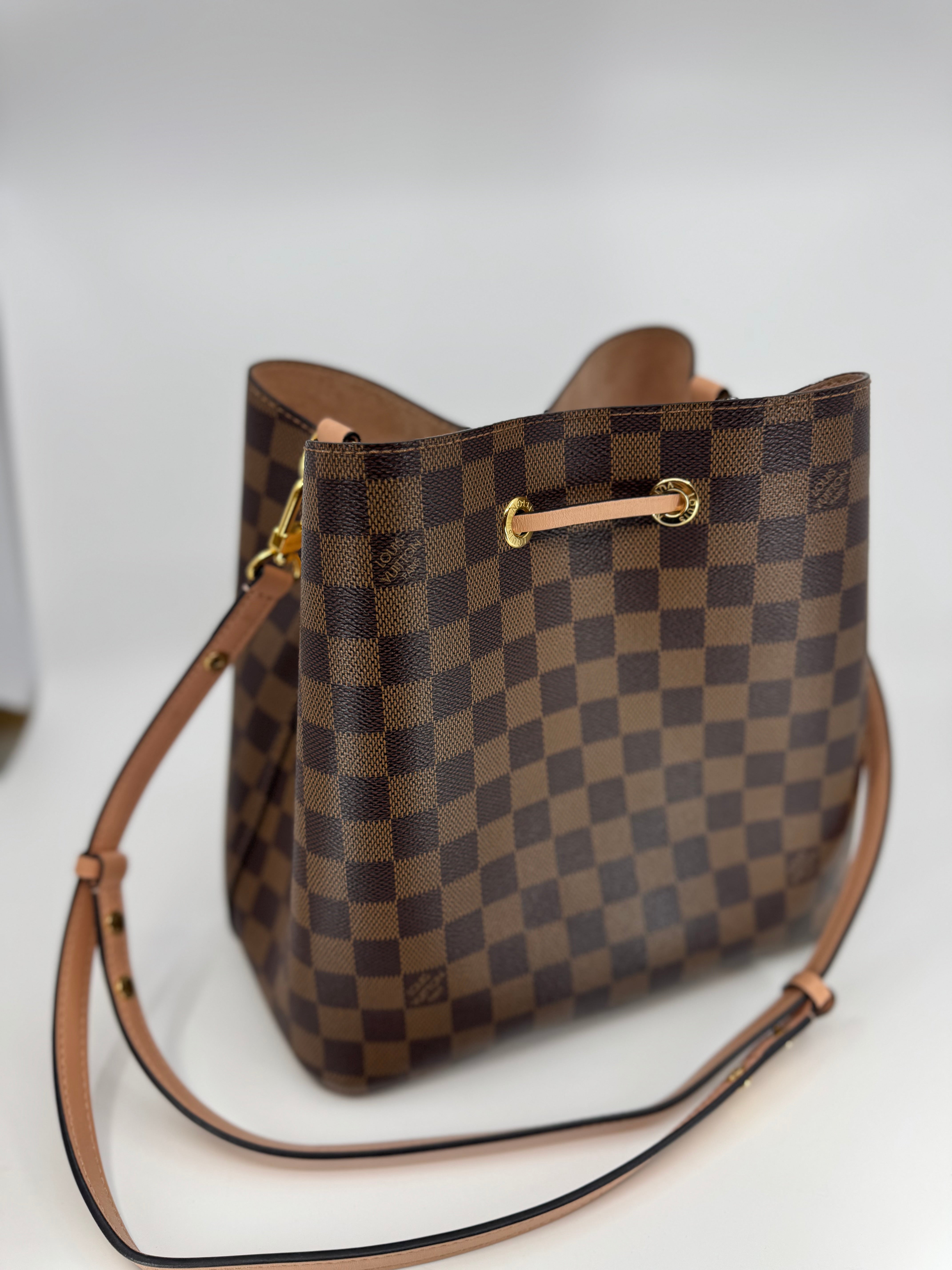 LOUIS VUITTON 
Damier Ebene Neonoe MM Pink