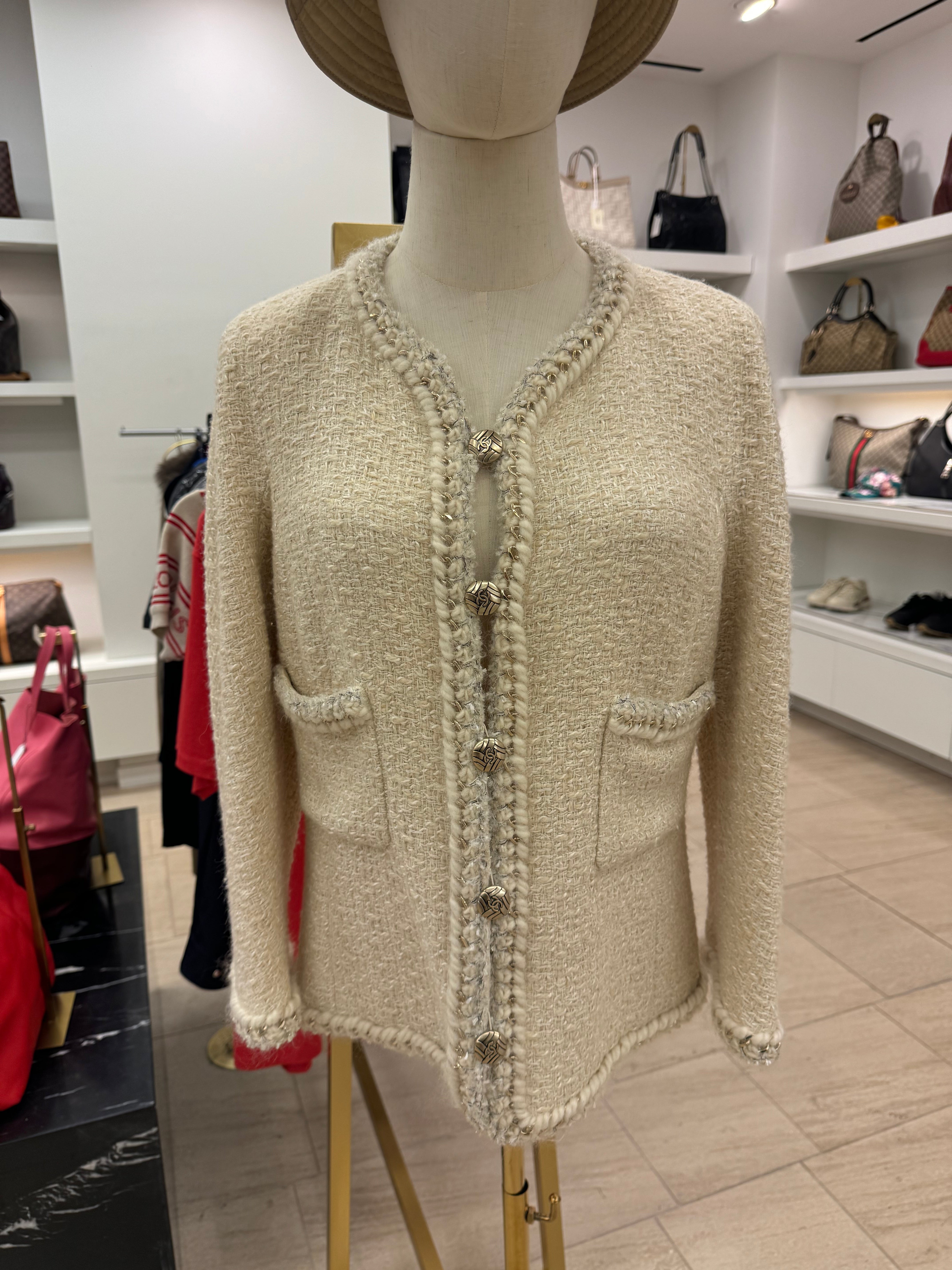 Chanel Tweed Pattern Evening Jacket
Size: 42 AV094