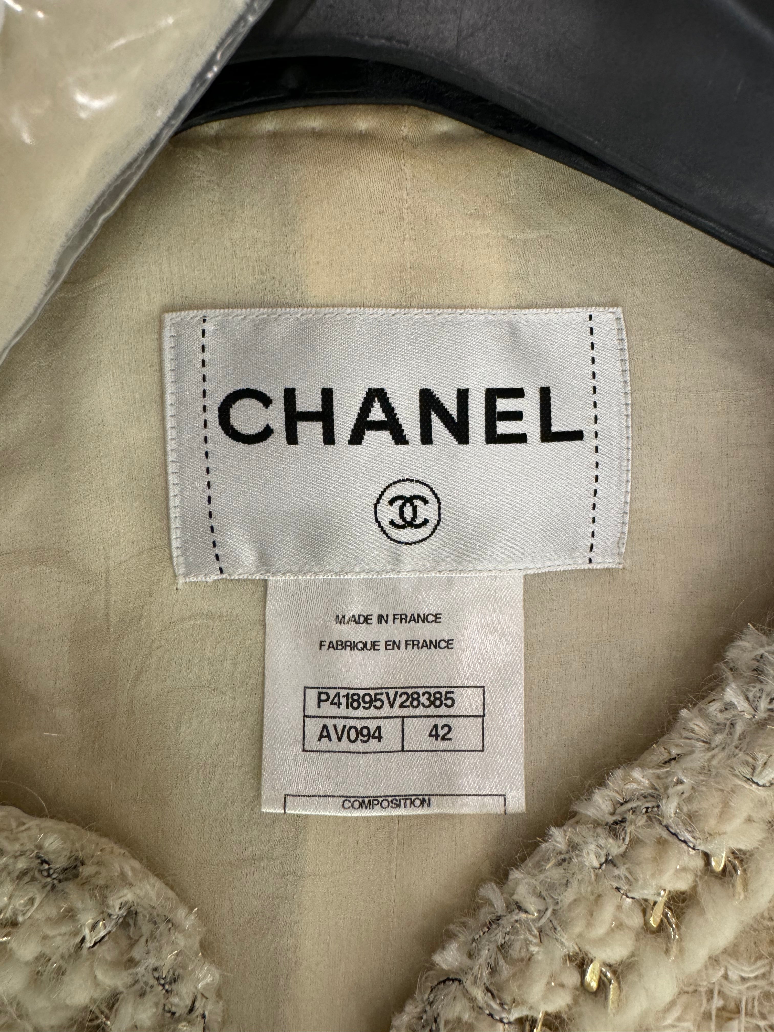 Chanel Tweed Pattern Evening Jacket
Size: 42 AV094