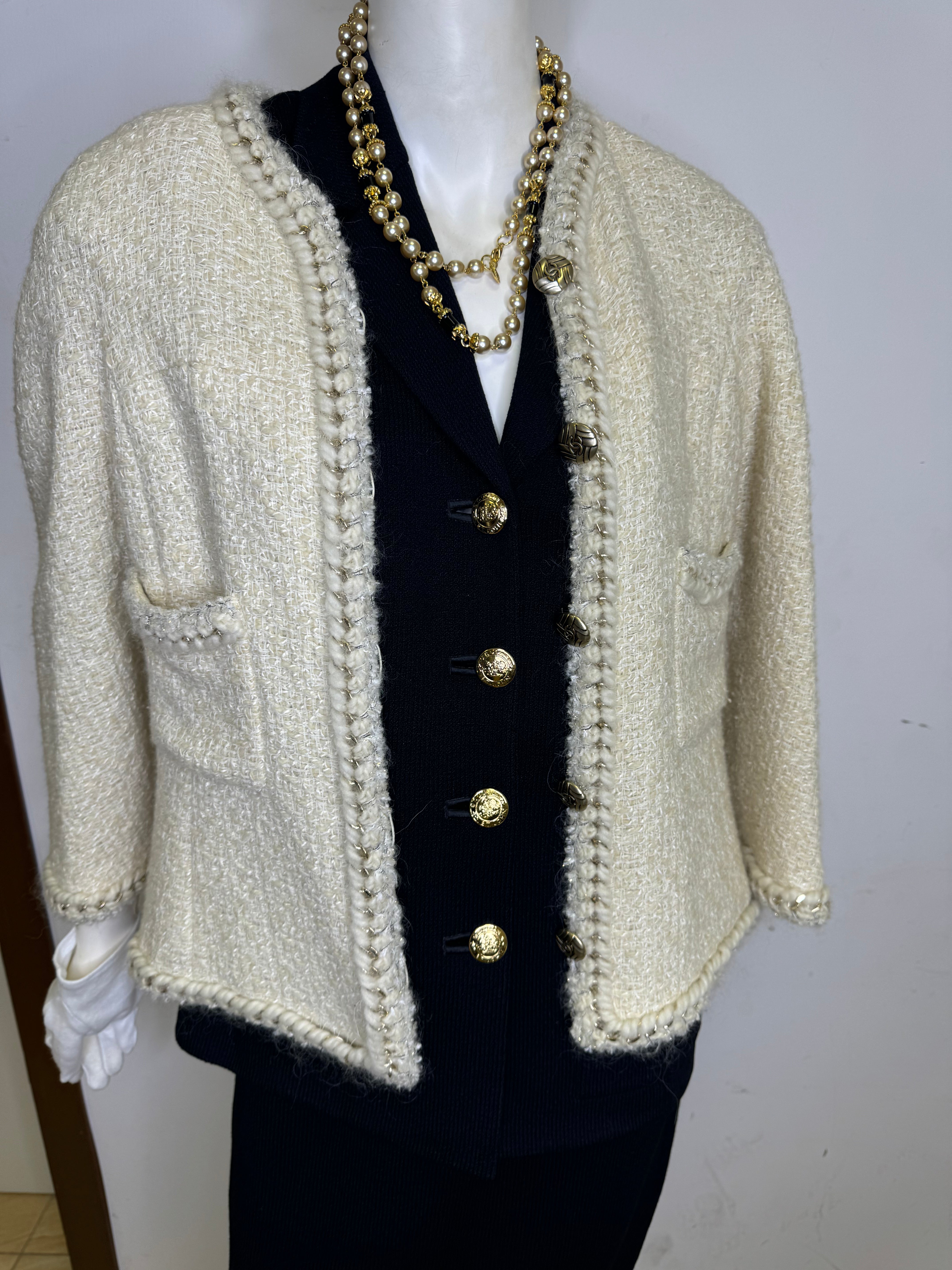 Chanel Tweed Pattern Evening Jacket
Size: 42 AV094