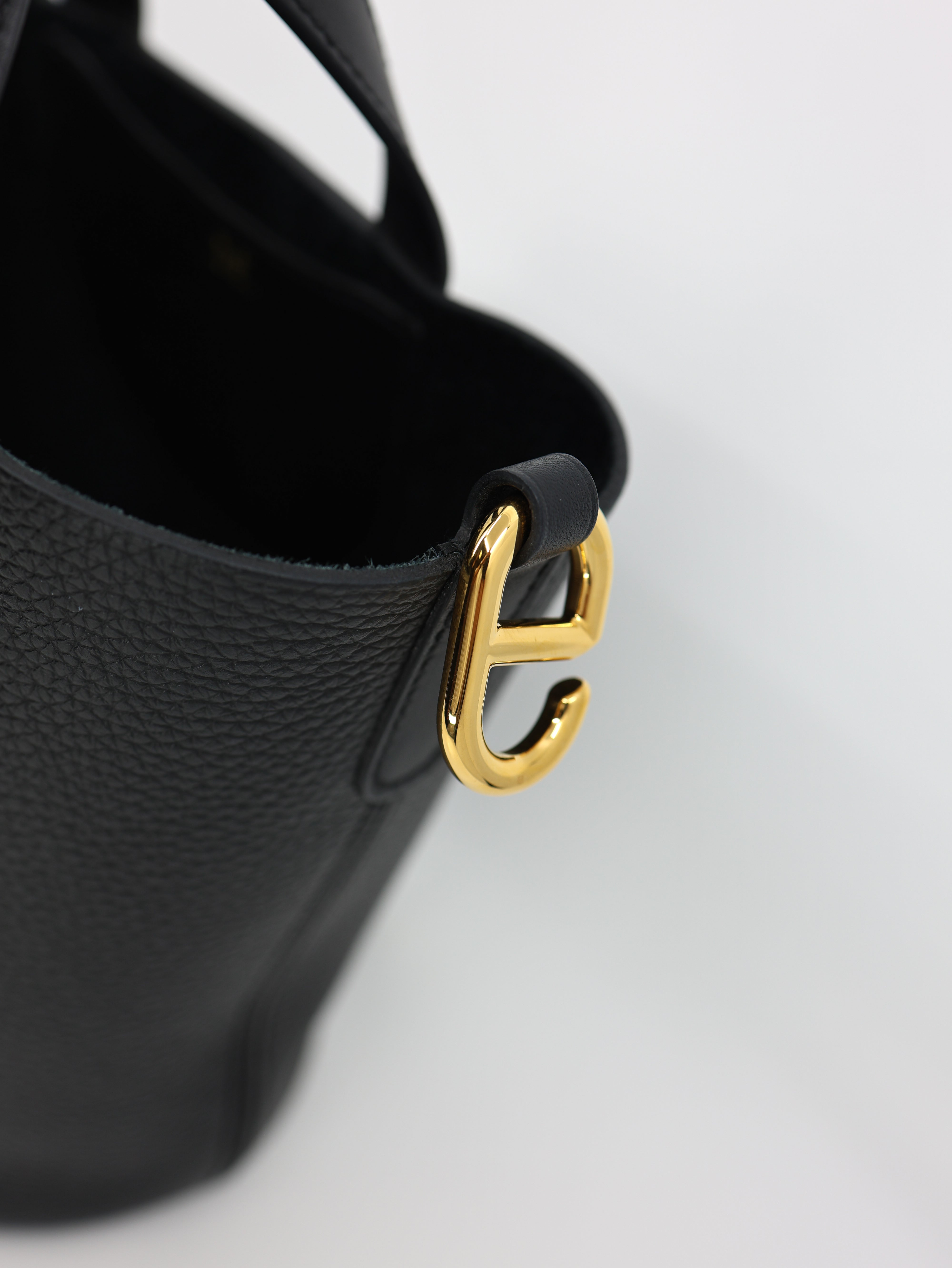 Hermès In-The-Loop 18 Black Clemence and Swift Gold Hardware