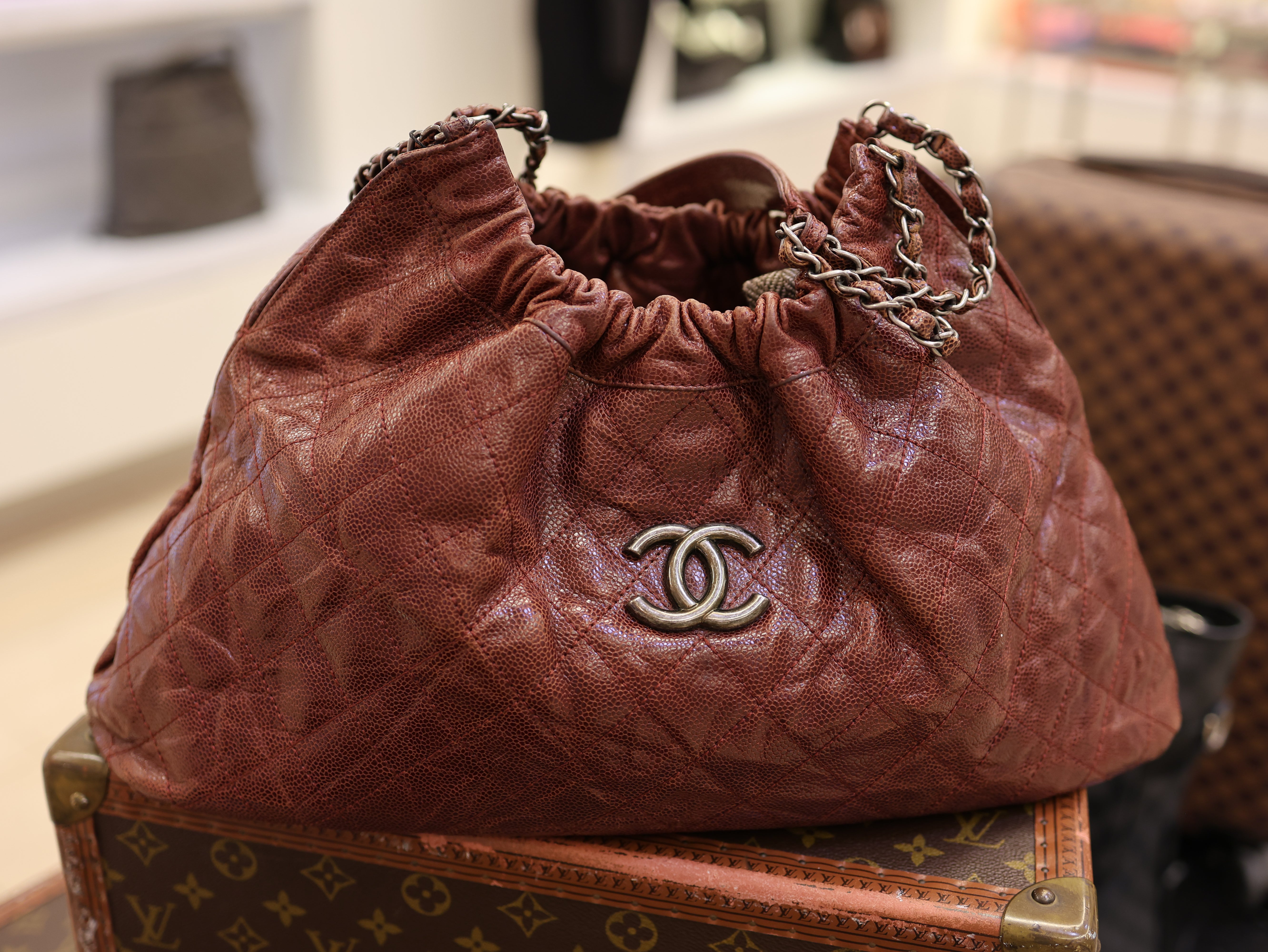 Chanel CC Elastic Shoulder Bag Quilted Glazed Caviar Dark Red