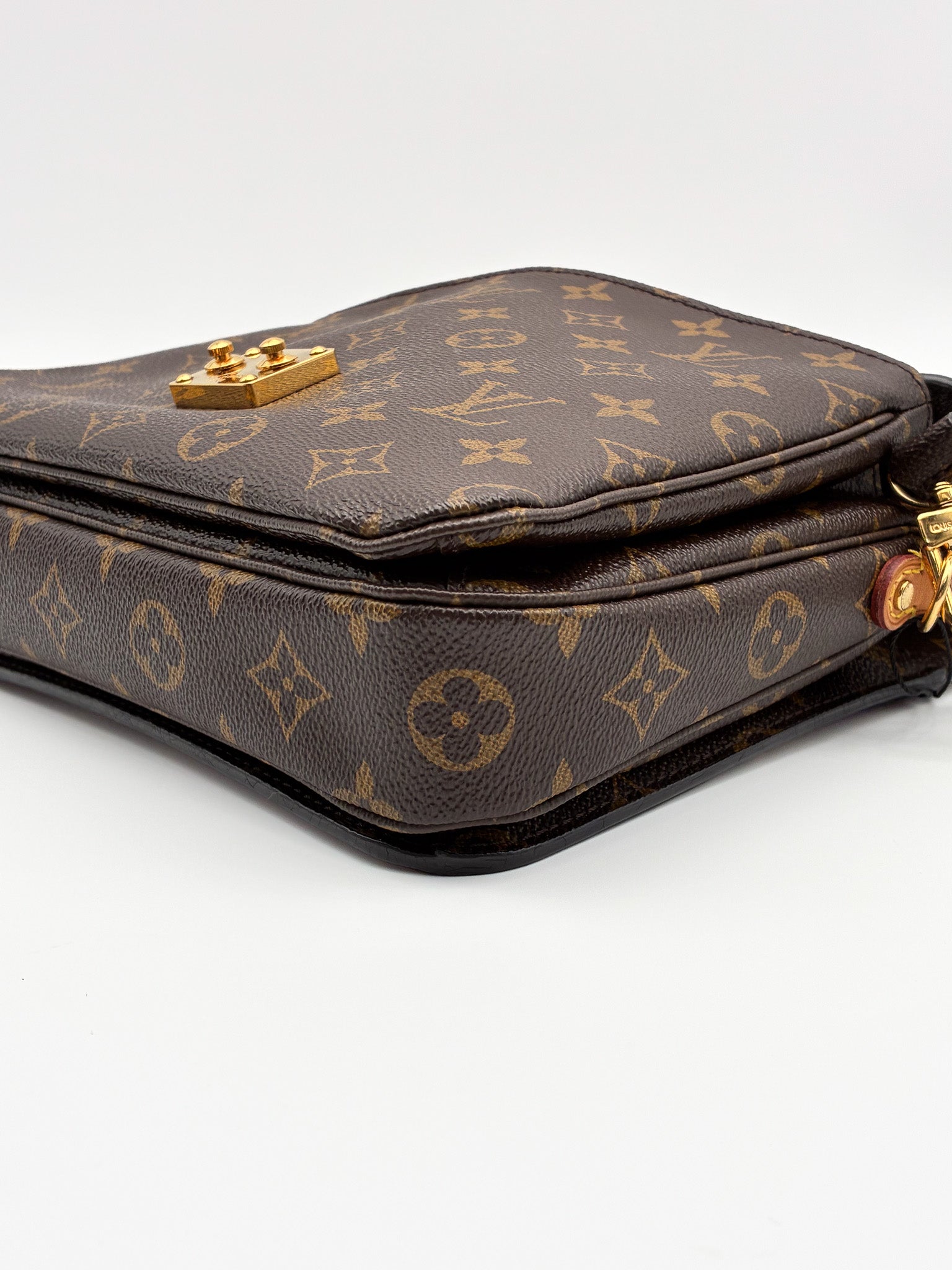 Louis Vuitton Pochette Metis in monogram