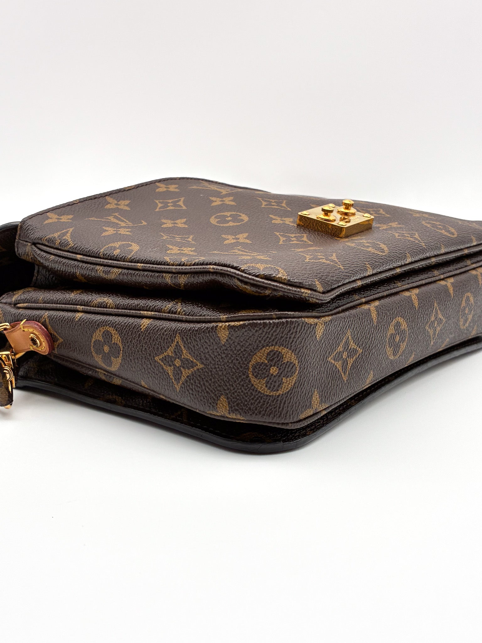 Louis Vuitton Pochette Metis in monogram